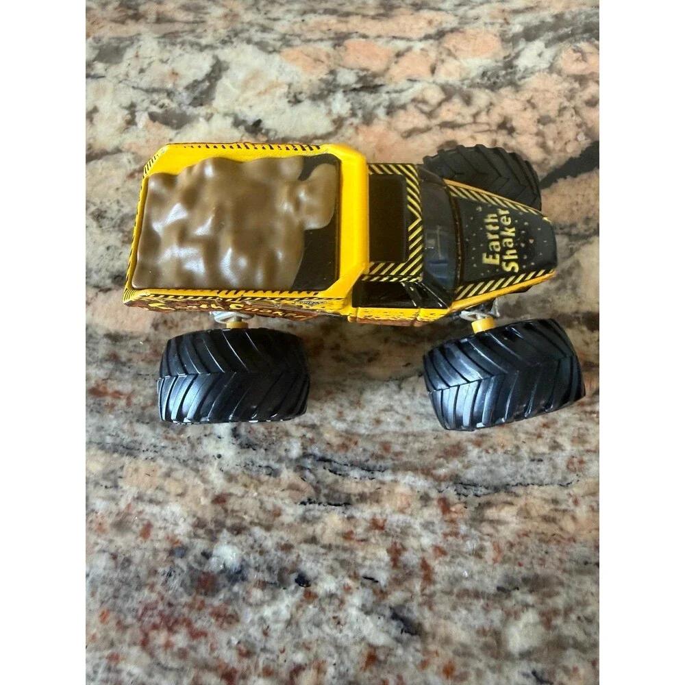 Monster Jam EARTH SHAKER Mud Tires Tracks Monster Truck